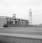 150408 Gezicht op een zijgevel en klokketoren van het N.S.-station Den Helder te Den Helder met op de achtergrond de ...